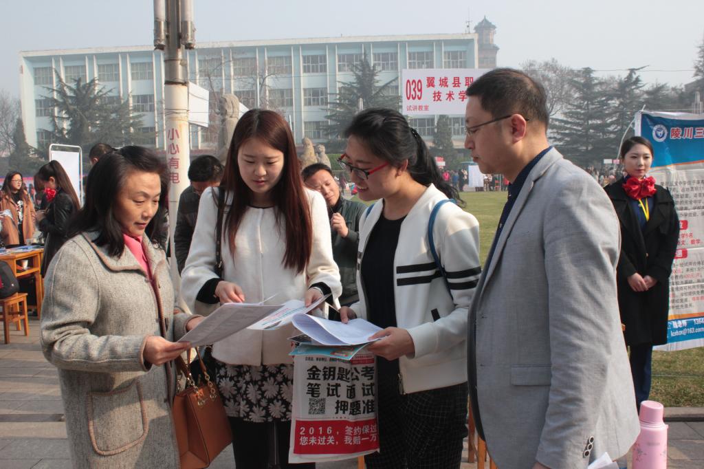 院领导与必赢官网毕业生交谈