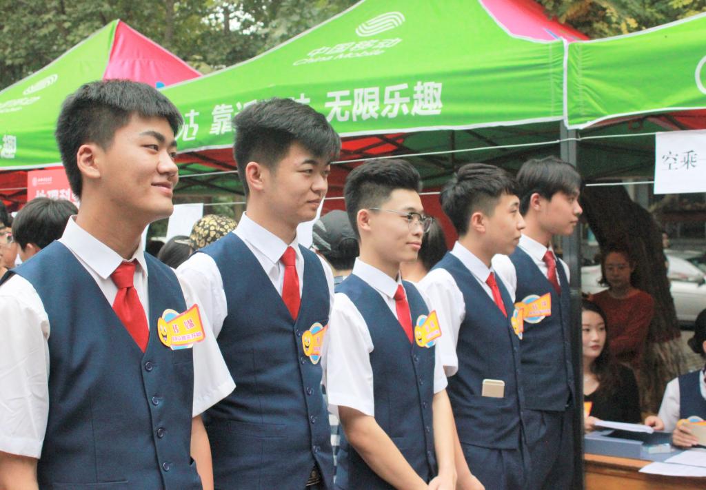 必赢官网志愿者挂牌上岗服务新生